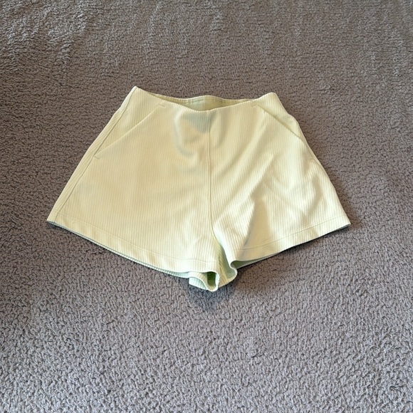 Lululemon Ribbed Softstreme High-Rise Short 2"
Kohlrabi Green size 2 - Picture 2 of 4